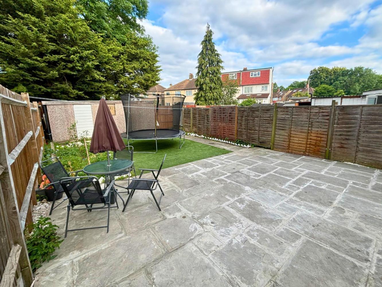 Charming And Cosy London Home, Garden, Parking & Family Fun Mitcham Exterior photo